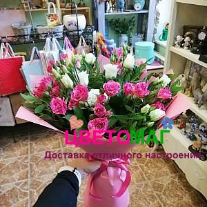 Букет из белой эустомы и кустовых розовых роз