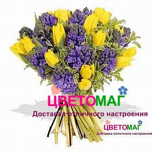 Букет из сиреневых гиацинтов и желтых тюльпанов