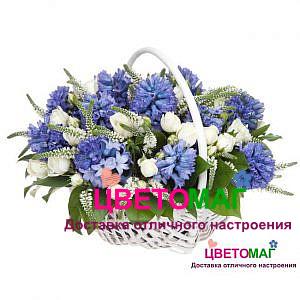 Корзина из синих гиацинтов и белых роз