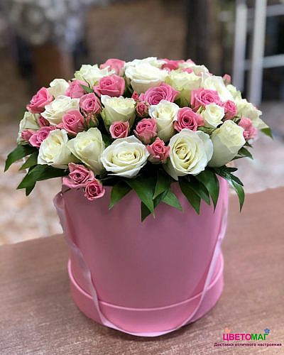 Шляпная коробка с белыми и кустовыми розами Шляпная коробка с белыми и кустовыми розами
