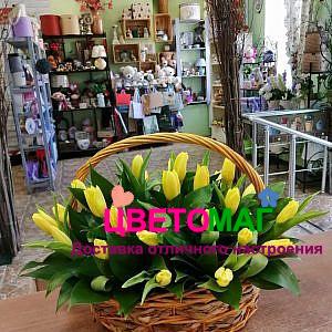 Корзина с желтыми тюльпанами