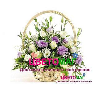 Корзина с эустомой и гипсофилой