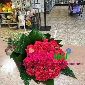 Букет из красных гвозик