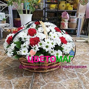 Корзина с гвоздиками и хризантемой