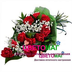 Букет из красных гвоздик с гипсофилой