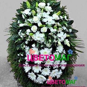 Венок из  хризантем и белых роз 110 см
