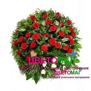 Корзина из красных роз и гвоздик