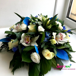 Композиция с розами в синих тонах