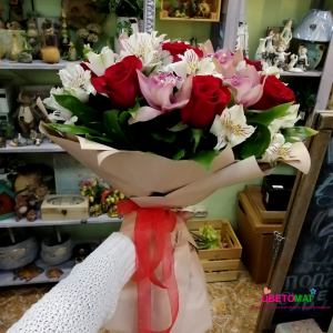 Букет из орхидеи и роз