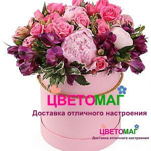 Шляпная коробка из пионов и альстромерии