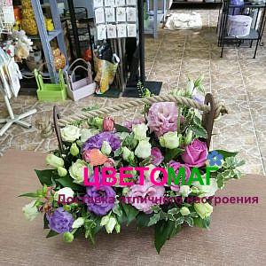 Ящик с лизиантусом и розой